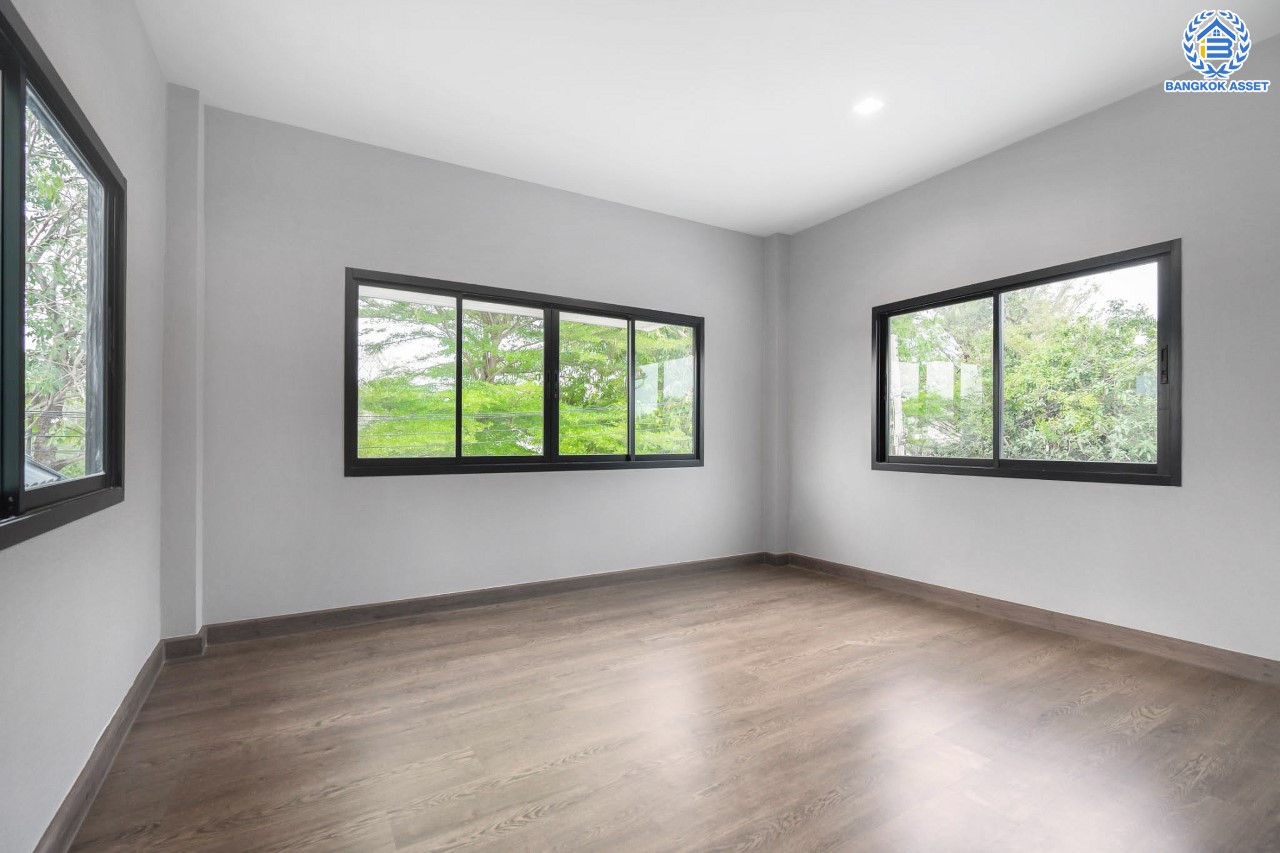 บ้านมือสองตกแต่งใหม่ ม.กฤษดานคร18 บรมราชชนนี เนื้อที่ 125 ตร.ว. บนพื้นที่ใช้สอยมากถึง 353 ตร.ม. อีกระดับของฟังก์ชัน 4 ห้องนอน 4 ห้องน้ำ 1 ห้องอเนกประสงค์ 1 ห้องแม่บ้าน จอดรถได้ 2 คัน บรรยากาศสุด Private บนทำเลศักยภาพเชื่อมต่อหลายเส้นทาง ใกล้เซ็นทรัลปิ่นเกล้า ม.มหิดล และทางด่วน "กาญจนาภิเษก"...